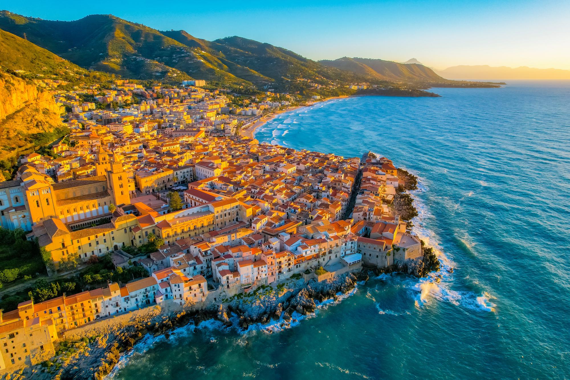 Vue pittoresque du village médiéval de Cefalù en Sicile depuis un navire de croisière en Méditerranée