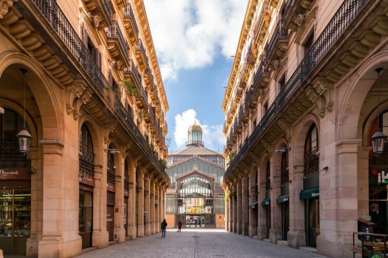 Vue sur des sculptures historiques au quartier El Born de Barcelone, Espagne