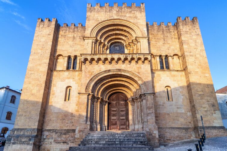 Vue sur la cathédrale Sé Velha dans la vieille ville de Coimbra, Portugal