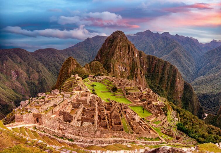 Vue sur la cité inca perdue de Machu Picchu enveloppée de nuages, Pérou
