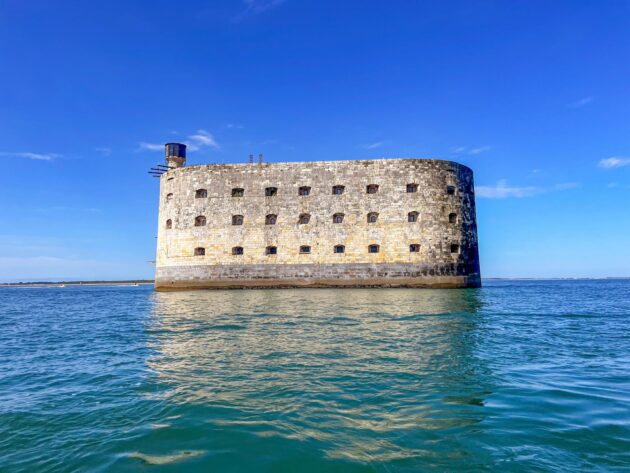Vue sur le Fort Boyard depuis un bateau de croisière