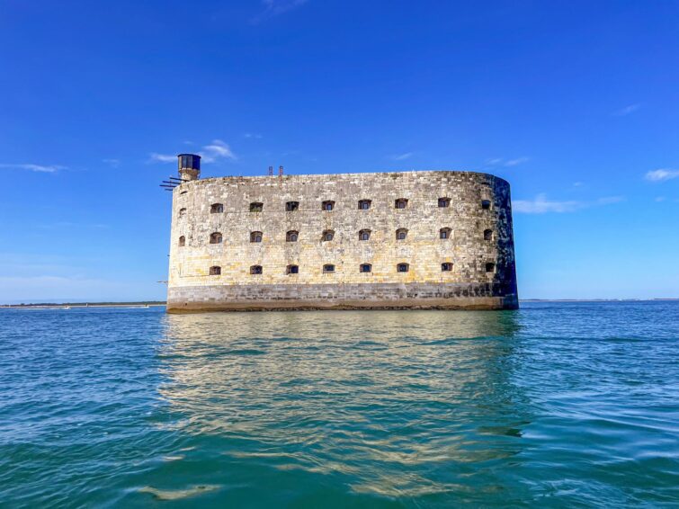 Vue sur le Fort Boyard depuis un bateau de croisière