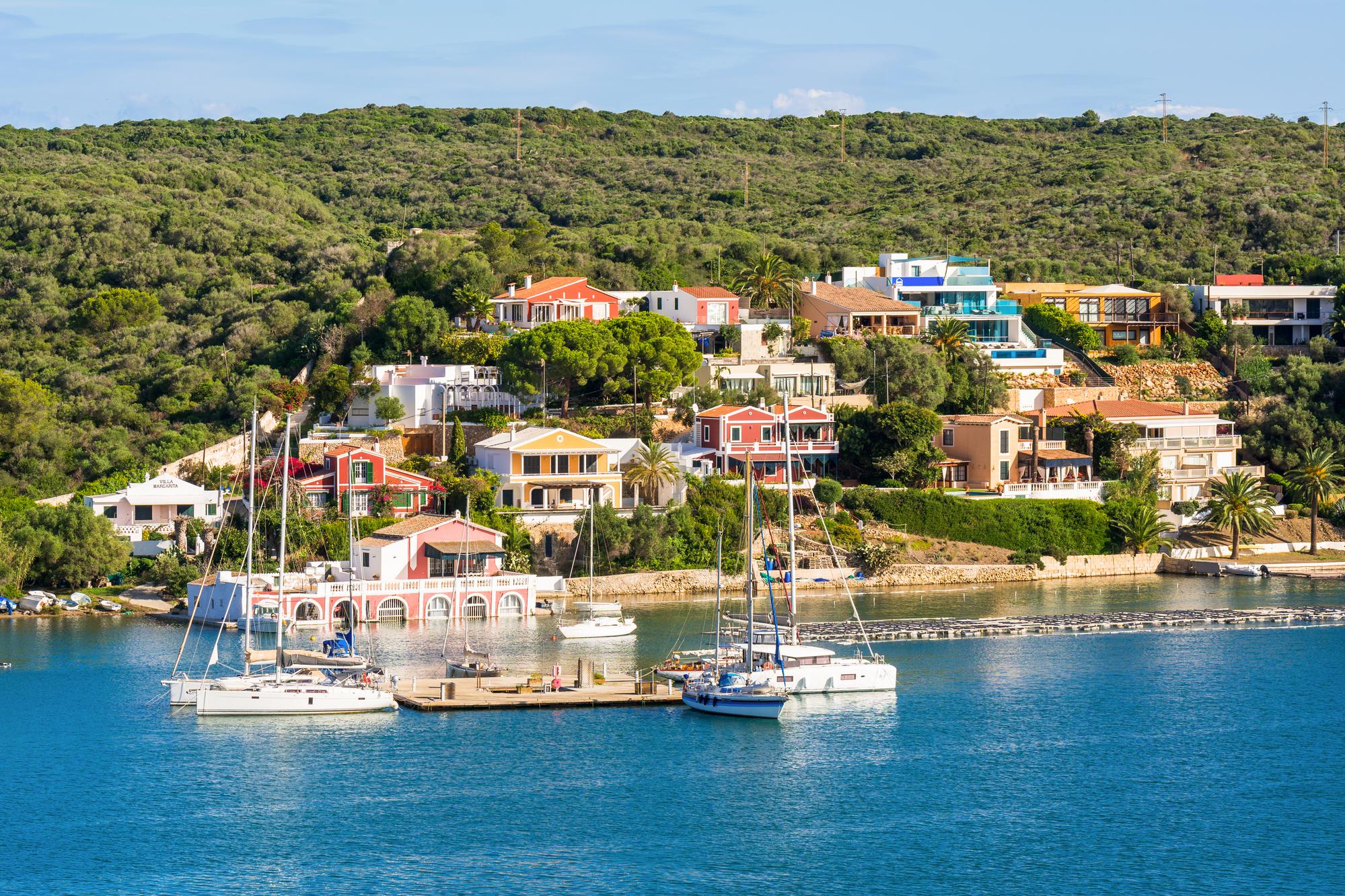 Vue sur les bateaux de croisière de Port Mahón