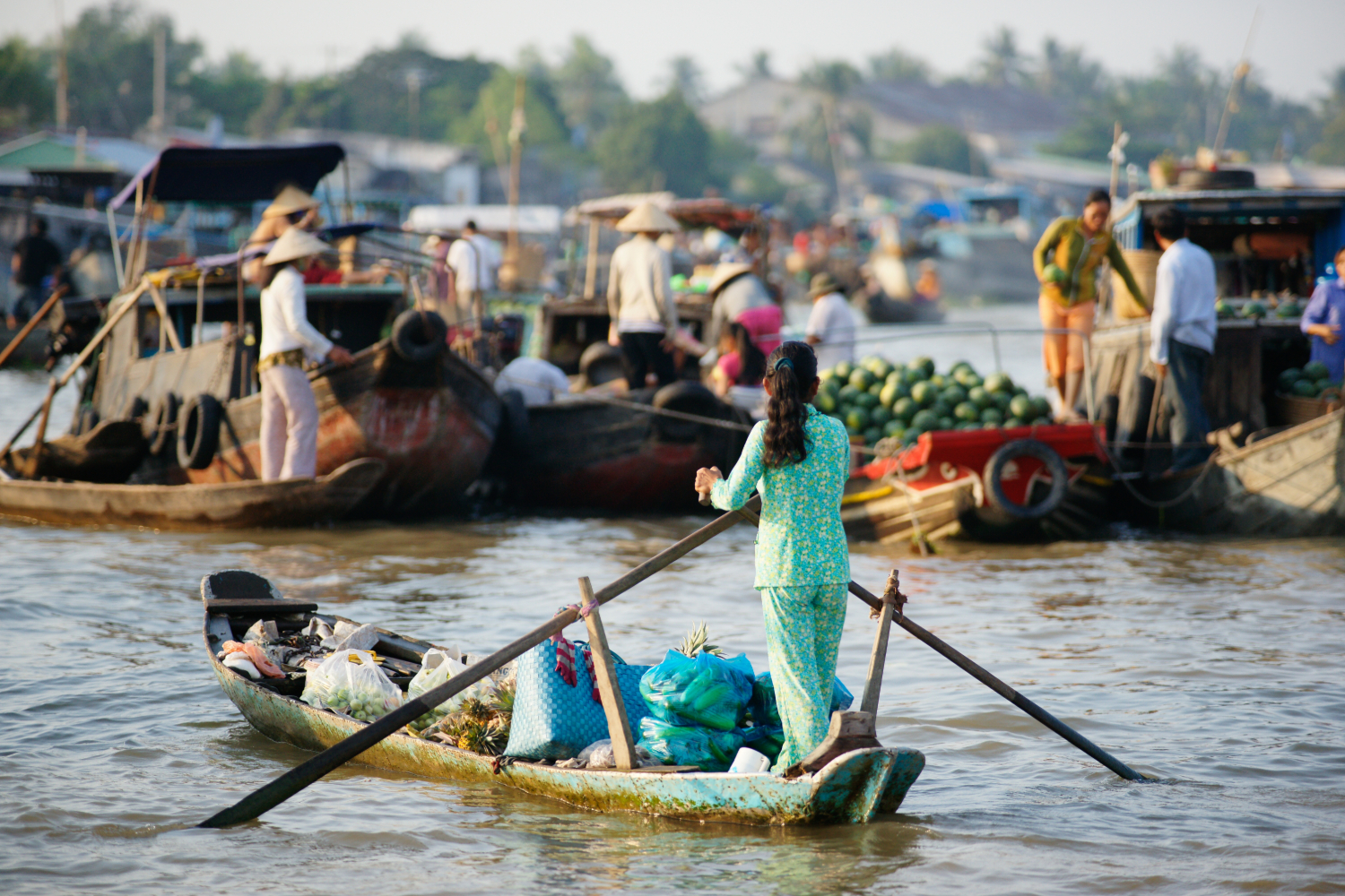 Marché flottant dans le Delta du Mekong au Vietnam