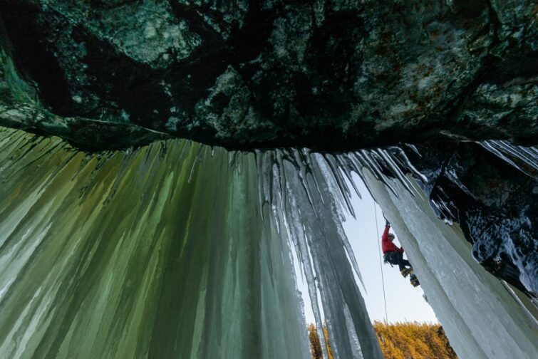 escaladeur pratiquant l'escalade de glace sur une paroi gelée en Laponie suédoise