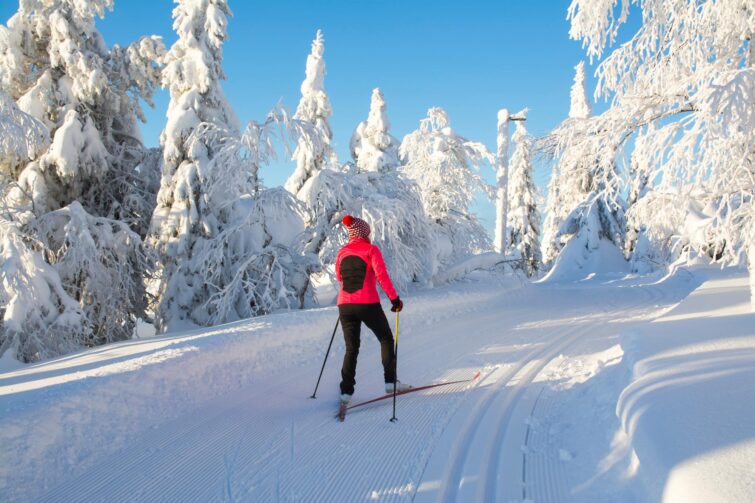 femme pratiquant le ski de fond en Laponie suédoise