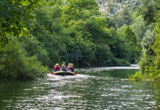 rafting sur la rivière Cetina à Omiš en Croatie