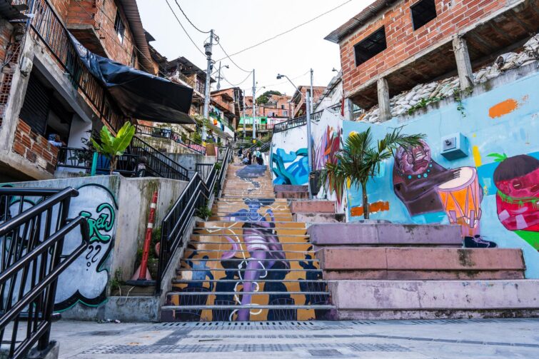 Admirer l'art de rue coloré dans la Comuna 13 à Medellín, Colombie