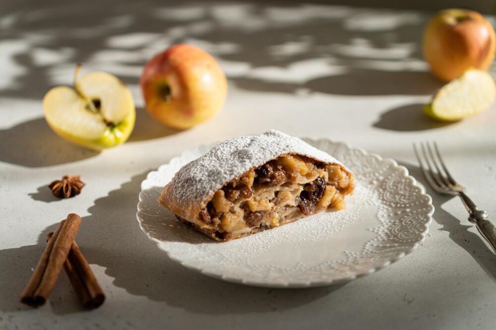 Apfelstrudel autrichien avec pommes et canelle