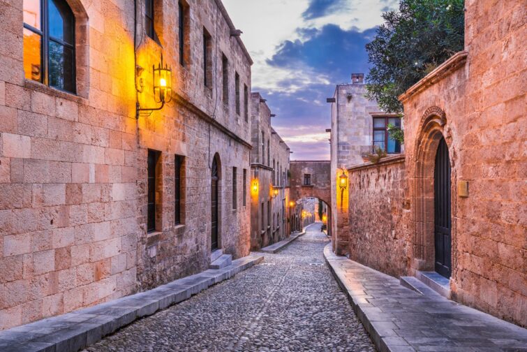 Avenue des Chevaliers à Rhodes, Grèce, avec des pavés et des bâtiments médiévaux de chaque côté