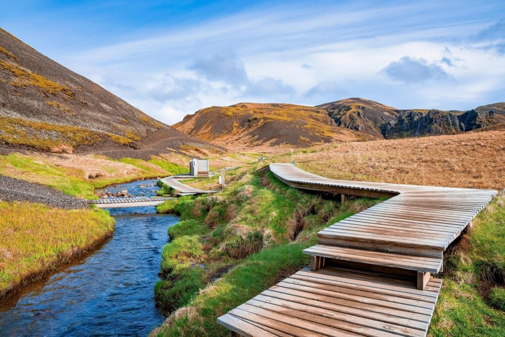 Bain géothermique naturel dans la vallée de Reykjadalur dans le Cercle d'Or, Islande