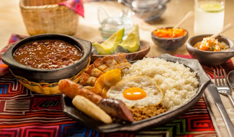 Bandeja Paisa, plat traditionnel colombien servi dans un plat en bois