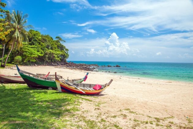 Bateaux de pêche sur une plage de Koh Lanta