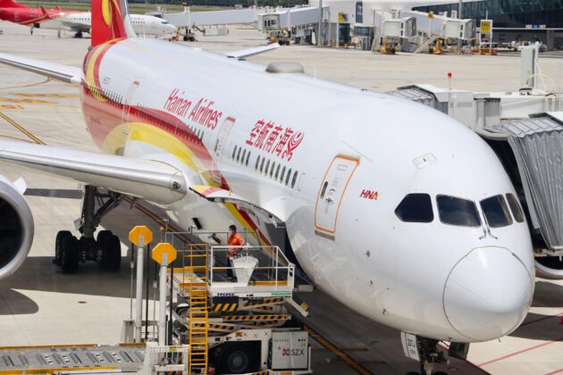 Boeing sur la piste de l'aéroport de Shenzhen Bao'an