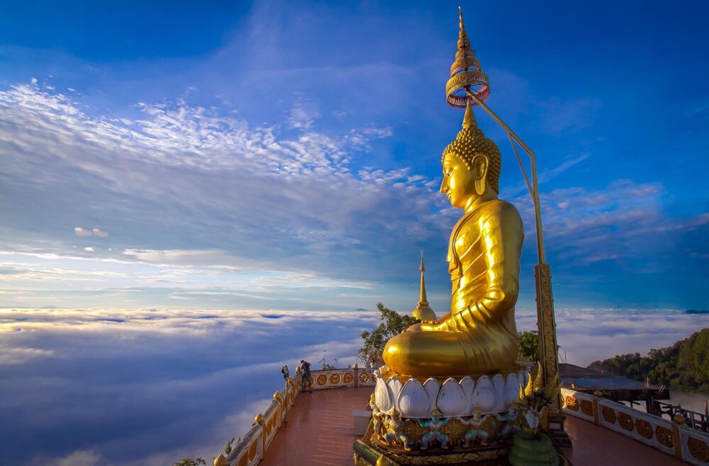 Bouddha au sommet du Temple du Tigre à Krabi