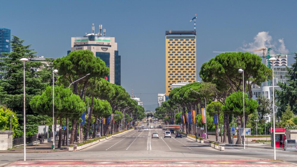 Boulevard Deshmoret e Kombit à Tirana