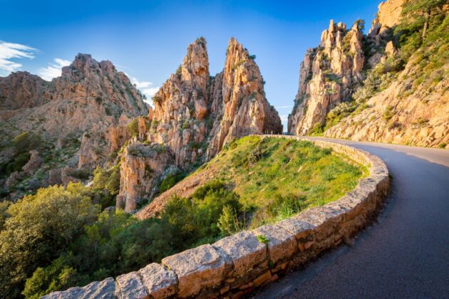 Calanques de Piana en Corse, falaises de granit rose plongeant dans la mer turquoise