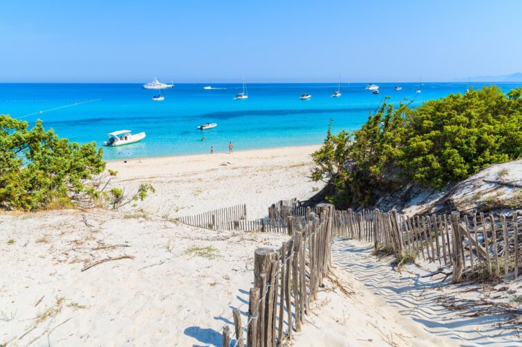 Chemin de la plage de Saleccia en Corse avec sable blanc et eau turquoise
