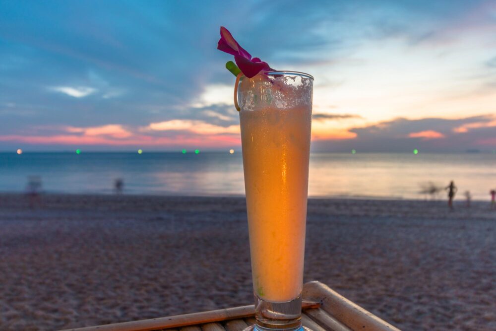 Cocktail sur la plage de Long Beach au coucher du soleil