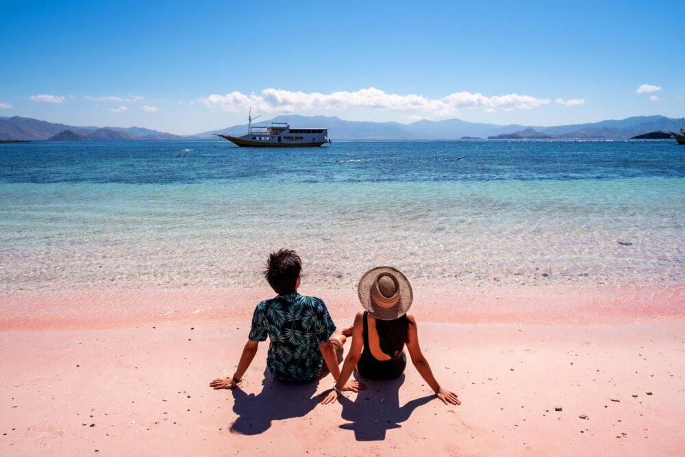 Couple allongé sur une plage en Indonésie