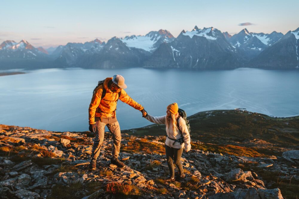 Couple de randonneurs en montagne en Norvège
