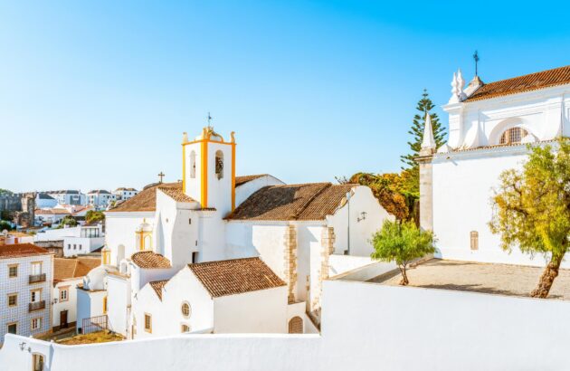 Découverte des maisons blanches et des ruelles de Tavira dans l'Algarve, Portugal