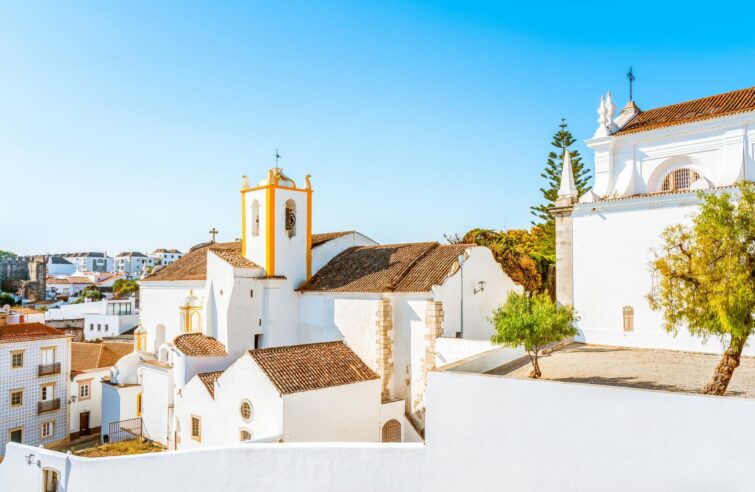 Découverte des maisons blanches et des ruelles de Tavira dans l'Algarve, Portugal