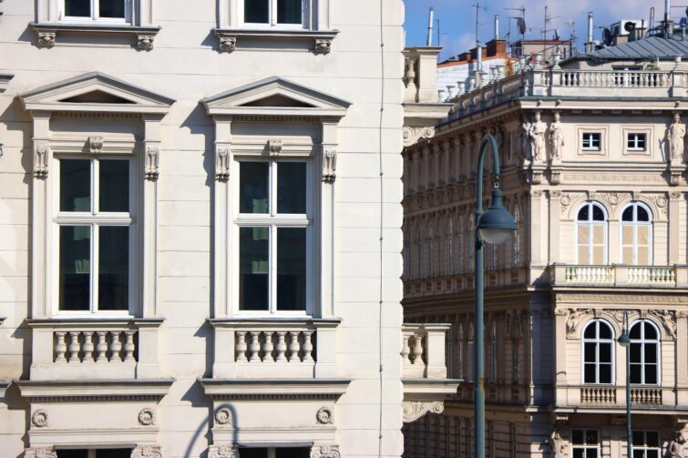 Détails architecturaux classiques des fenêtres à Vienne, Autriche