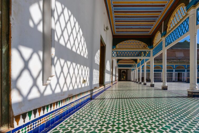 Détails architecturaux du pavillon de la cour du Palais de la Bahia à Marrakech, Maroc