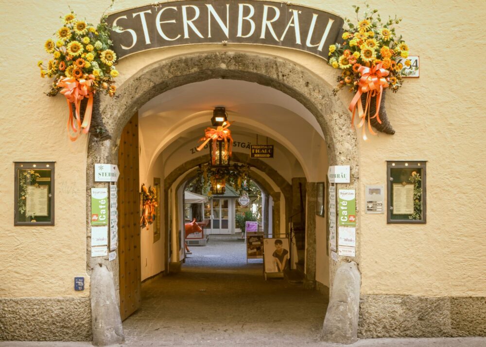 Entrée du restaurant Sternbräu dans le coeur historique de Salzbourg