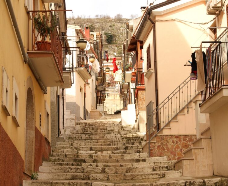 Escaliers dans une rue de San Marco in Lamis, Pouilles, Italie