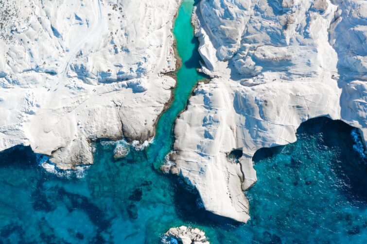 Falaises blanches de Sarakiniko sur l'île de Milos, Grèce, sous un ciel bleu