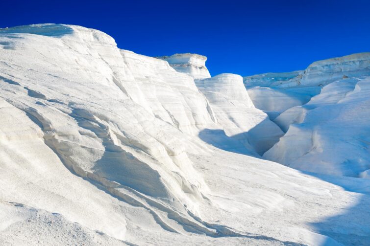 Falaises blanches de craie à Sarakiniko sur l'île de Milos, Grèce, inspiration pour les grandes maisons de luxe