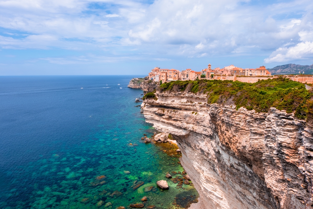 citadelle de Bonifacio perchée sur une falaise calcaire