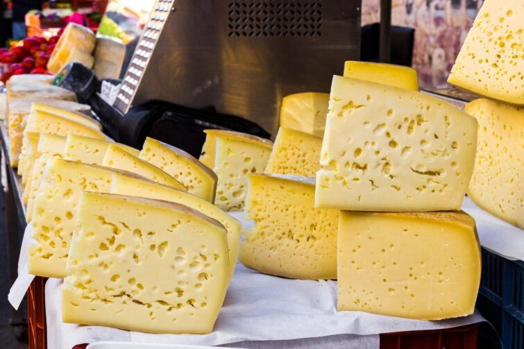 Fromages traditionnels crétois Graviera en vente sur un marché à Chania, illustrant la gastronomie locale