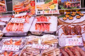 Fruits de mer au marché aux poissons de Tsukiji à Tokyo