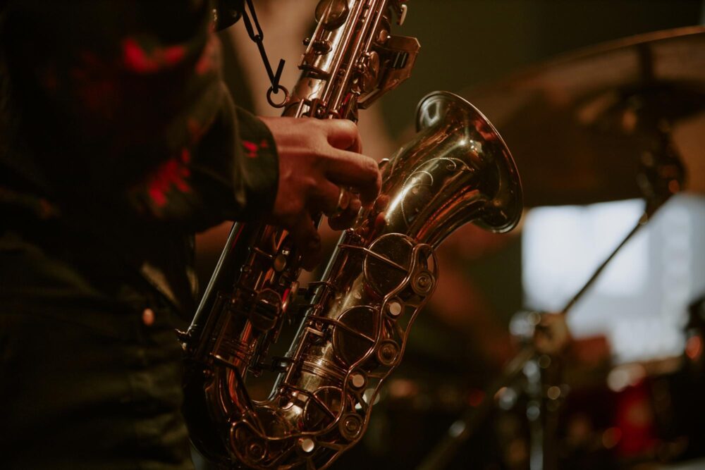 Gros plan de musicien jouant du saxophone sur scène dans un bar local
