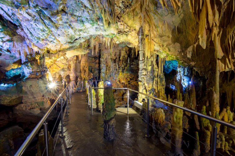Grottes de Diros en Grèce, intérieur spectaculaire avec formations rocheuses et eau claire