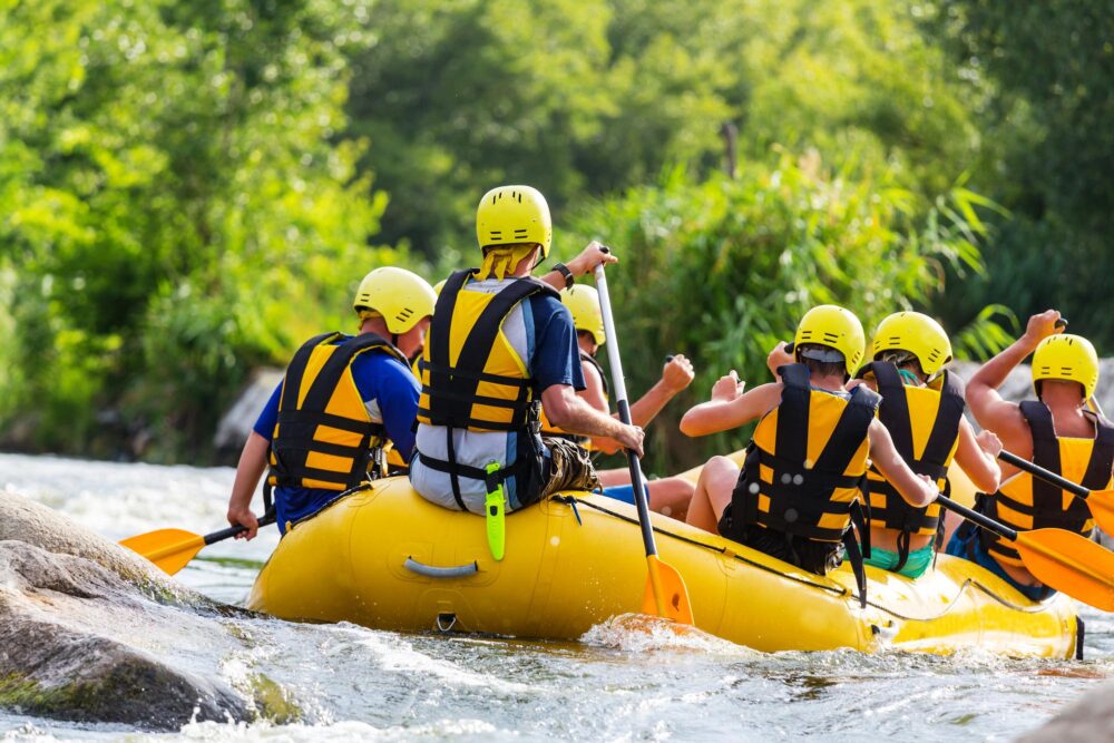 Groupe de rafting en eaux vives