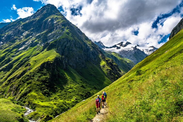 Groupe de randonneurs dans la vallée Umbalfälle au Parc national des Hohe Tauern près du Grossvenediger