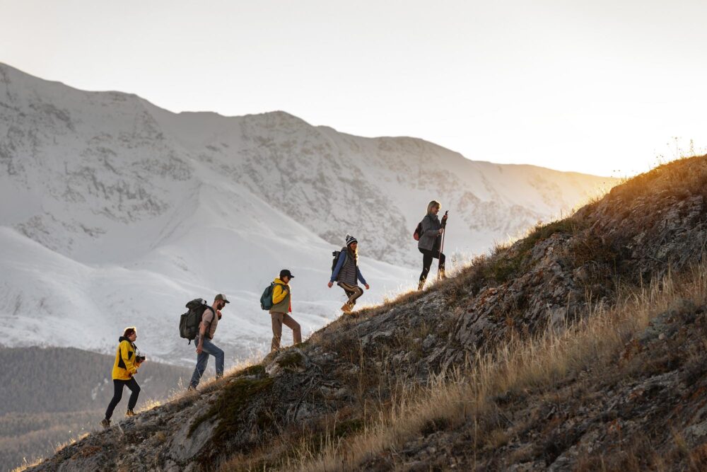 Groupe de randonneurs en pleine ascension