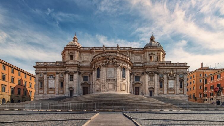 Intérieur de la Basilique Papale di Santa Maria Maggiore à Rome, montrant les détails architecturaux et artistiques de l'église