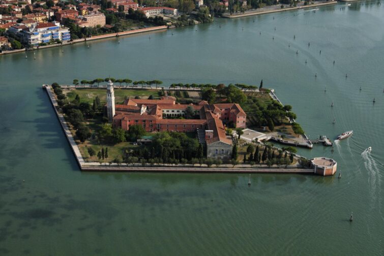 Isola di San Lazzaro degli Armeni à Venise, vue panoramique de l'île et du monastère