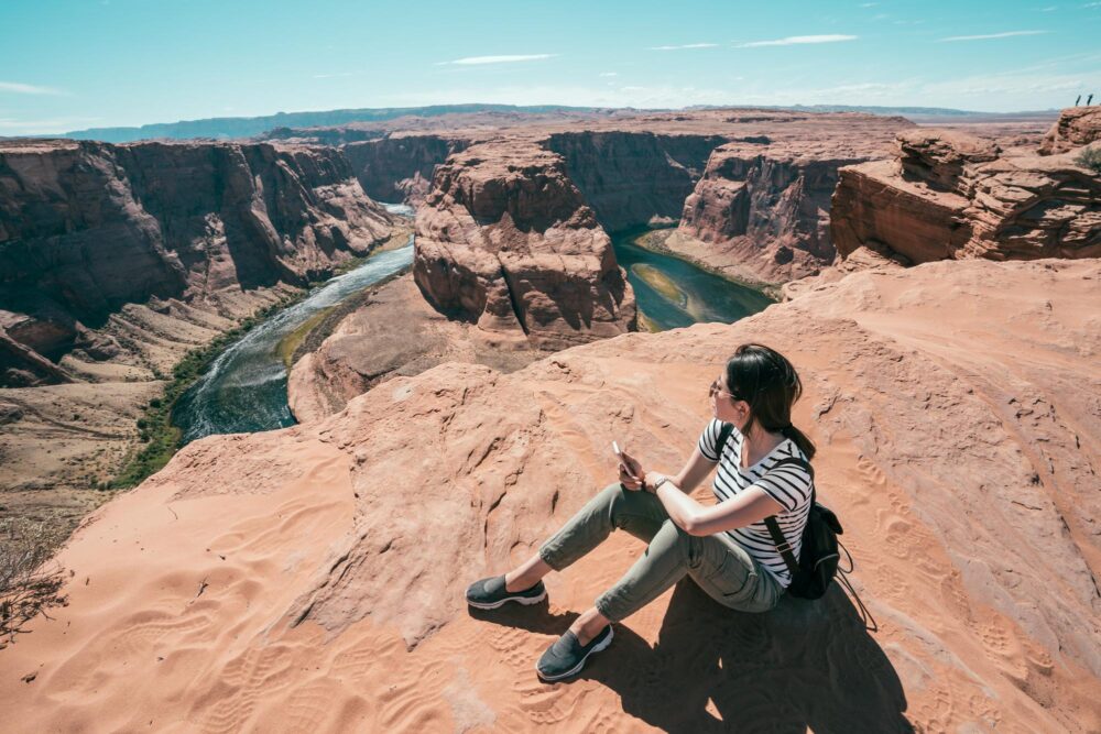 Jeune randonneuse visitant le Grand Canyon