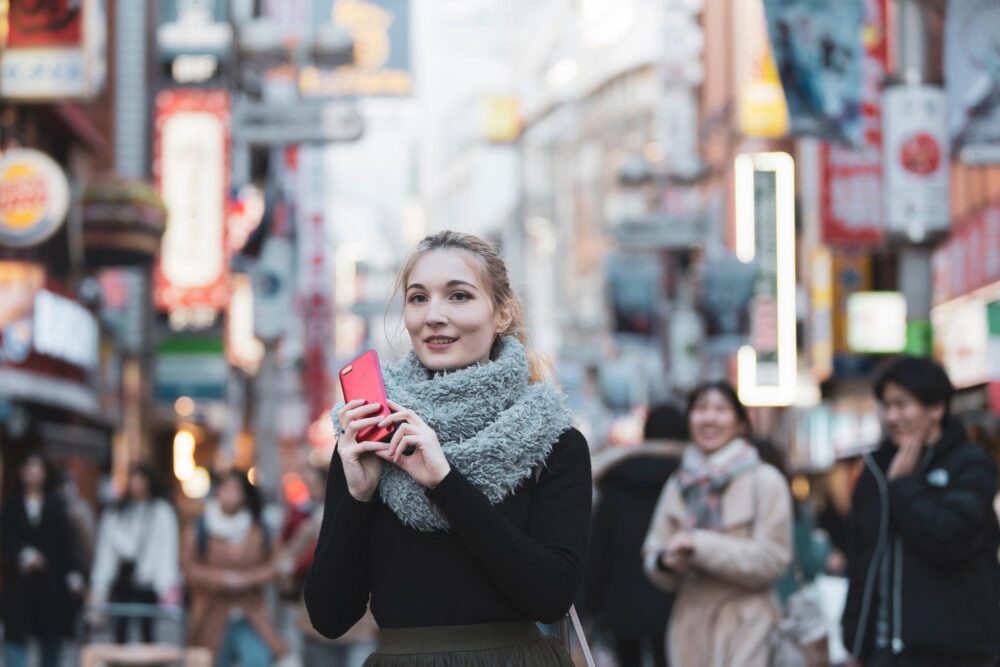 Jeune touriste dans les rues de Shibuya à Tokyo, Japon