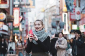 Jeune touriste dans les rues de Shibuya à Tokyo, Japon