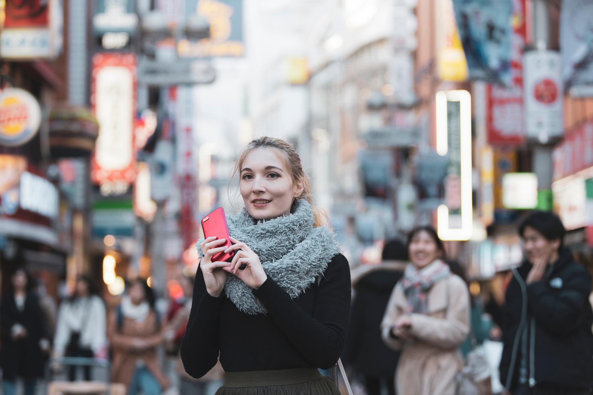 Jeune touriste dans les rues de Shibuya à Tokyo, Japon