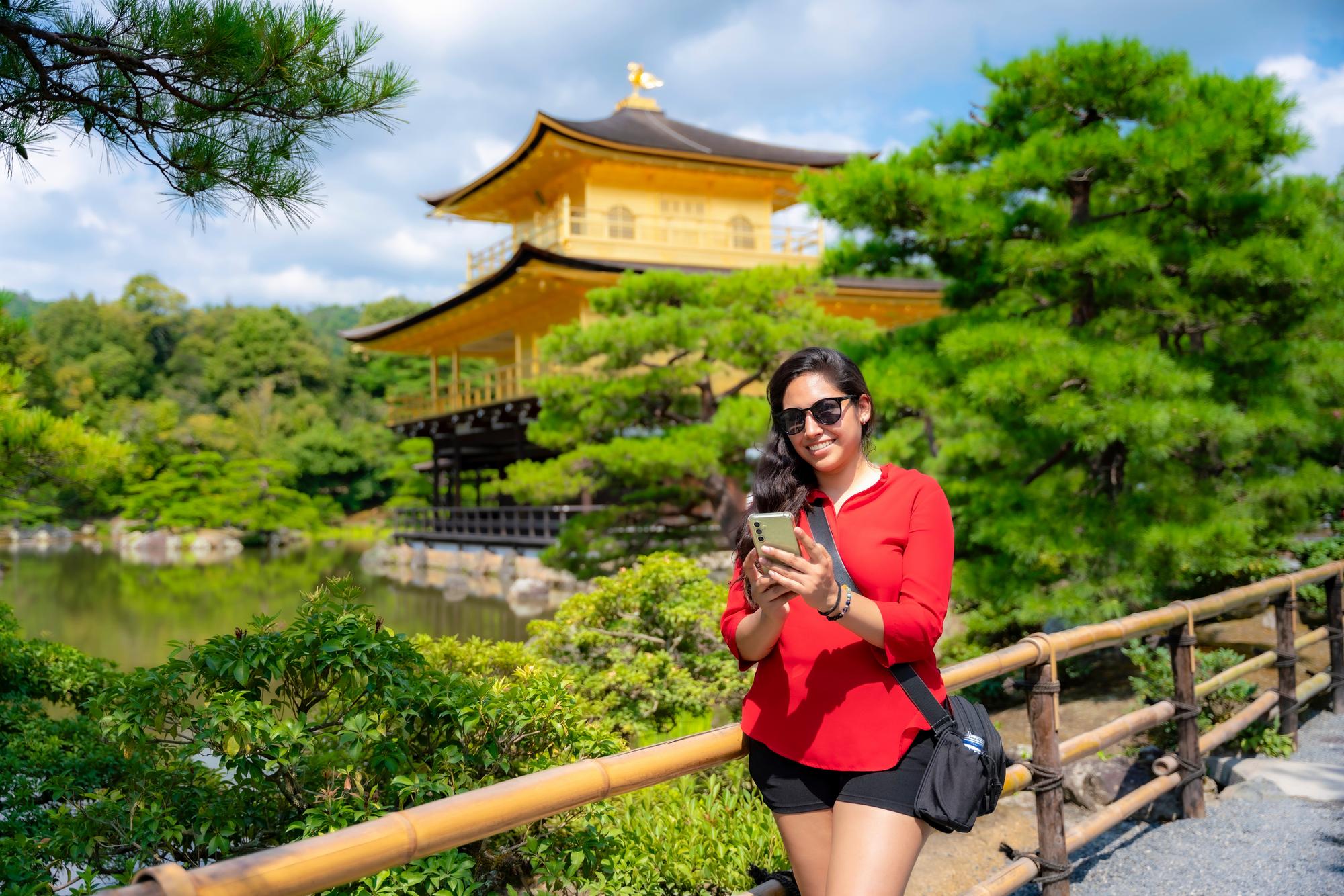 Jeune touriste utilisant ton téléphone au Japon