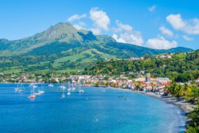 La montagne Pelée et le village de Saint-Pierre en Martinique