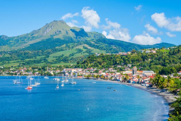La montagne Pelée et le village de Saint-Pierre en Martinique